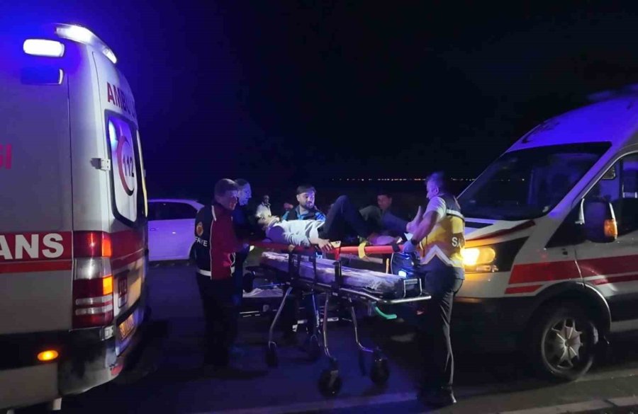 Tarım İşçilerini Taşıyan Minibüs Tıra Çarptı: 12 Yaralı