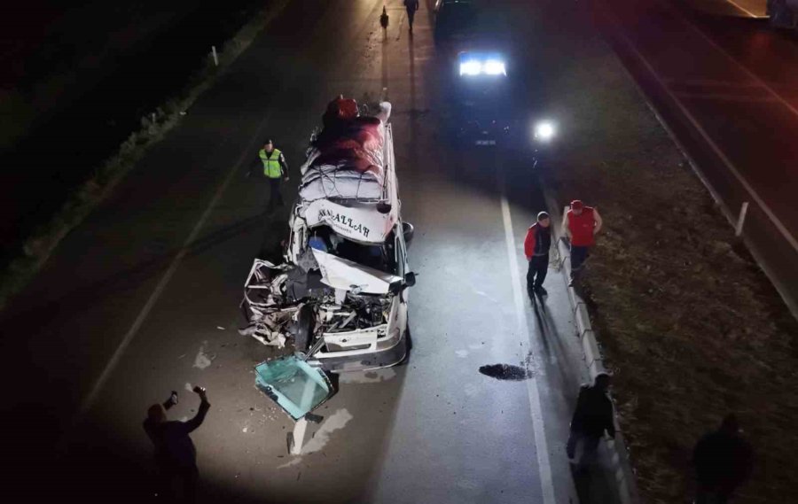 Tarım İşçilerini Taşıyan Minibüs Tıra Çarptı: 12 Yaralı