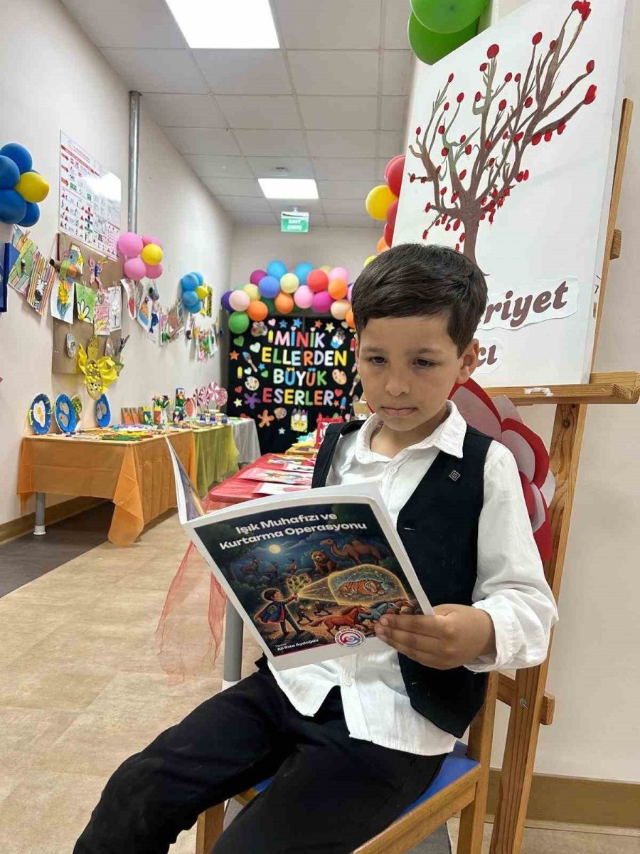 6 Yaşındaki Otizmli Anaokulu Öğrencisi Hayal Dünyasını Hikaye Kitabına Dönüştürdü