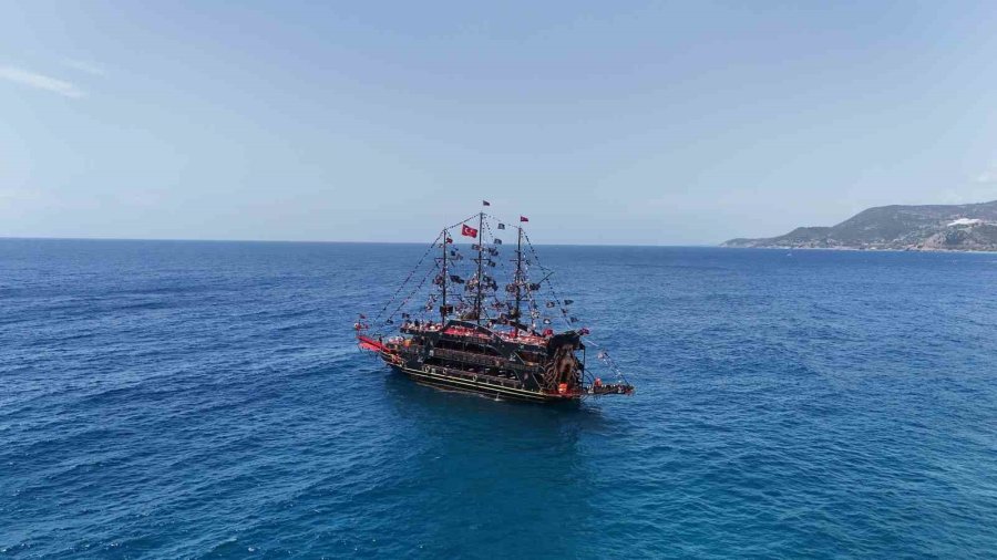 Alanya’da Yaz Havası Sahilleri Doldurdu