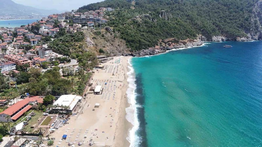 Alanya’da Yaz Havası Sahilleri Doldurdu