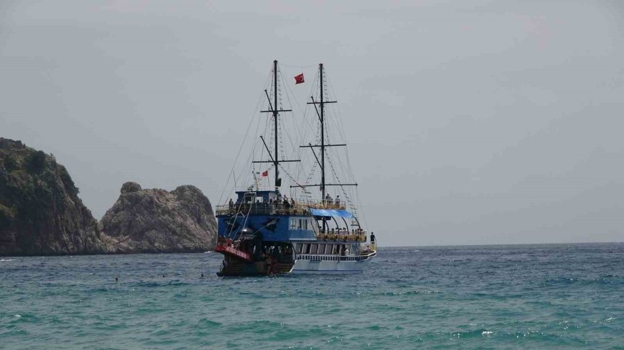 Alanya’da Yaz Havası Sahilleri Doldurdu