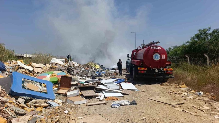 Boş Araziye Dökülen Çöplerin Sebep Olduğu Yangın Korkuttu