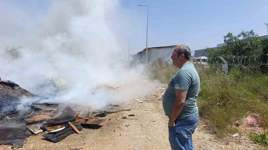 Boş Araziye Dökülen Çöplerin Sebep Olduğu Yangın Korkuttu