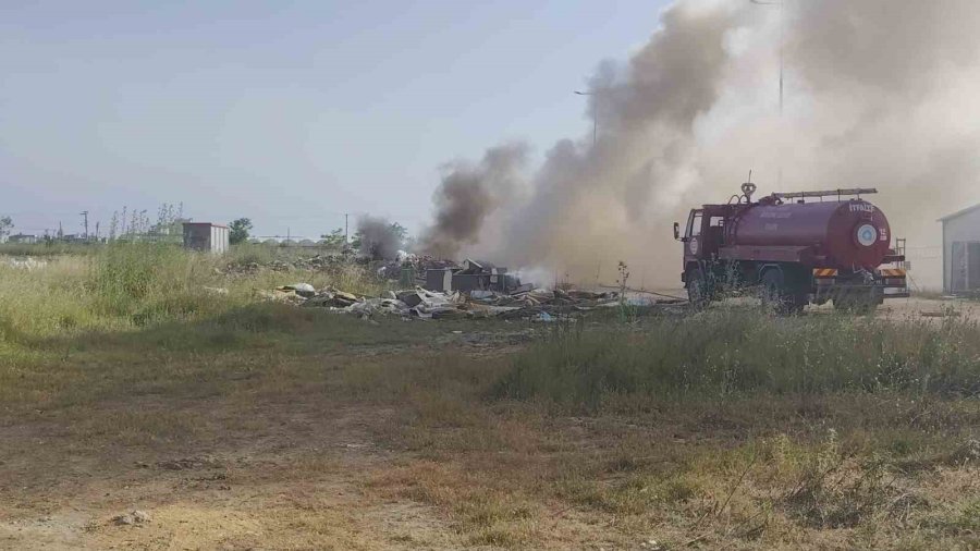 Boş Araziye Dökülen Çöplerin Sebep Olduğu Yangın Korkuttu