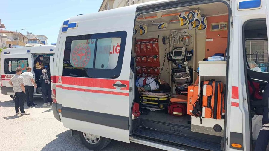 Kontrolsüz Kavşakta Ölümden Döndüler: 4 Yaralı