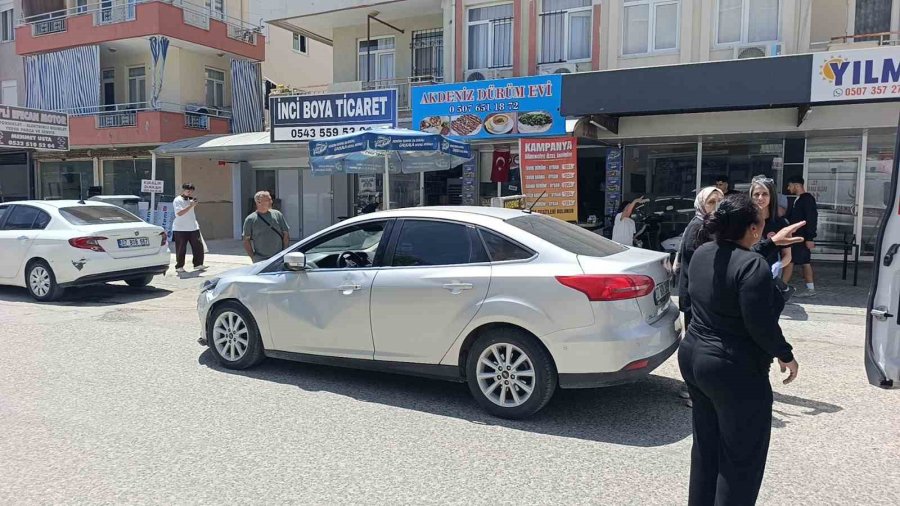 Kontrolsüz Kavşakta Ölümden Döndüler: 4 Yaralı