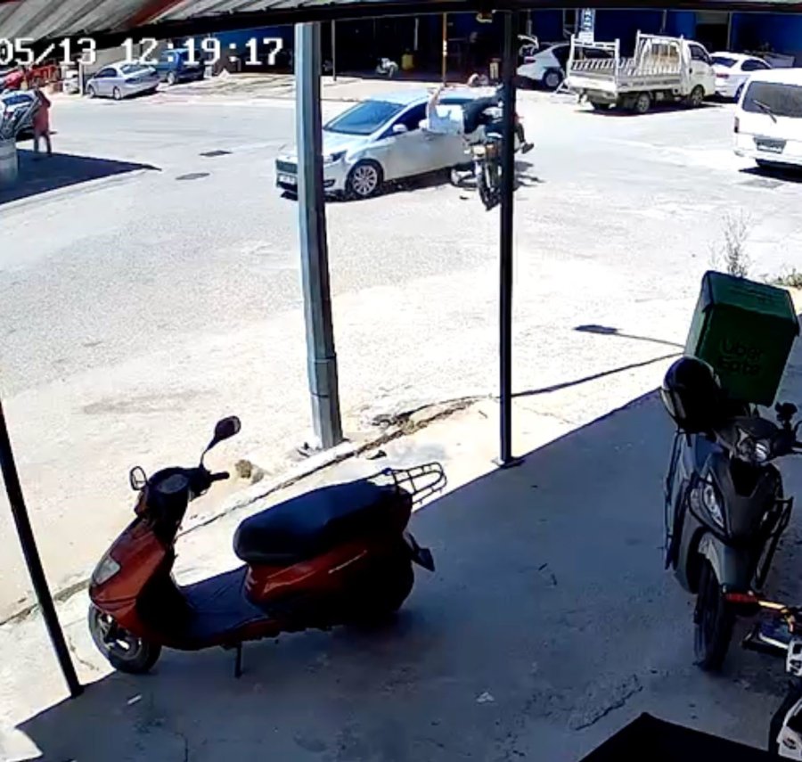 Kontrolsüz Kavşakta Ölümden Döndüler: 4 Yaralı