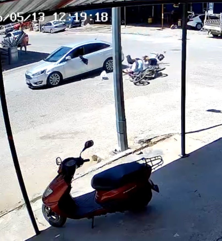 Kontrolsüz Kavşakta Ölümden Döndüler: 4 Yaralı