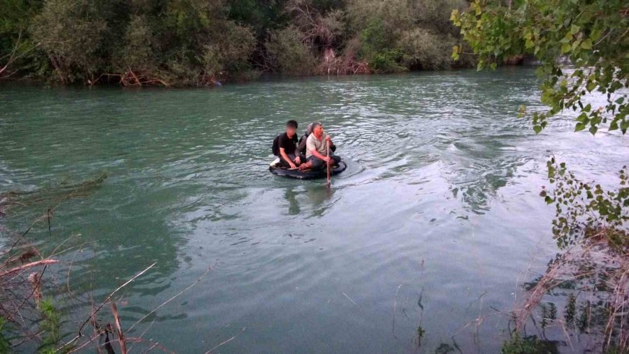 Suların Bir Anda Yükselmesiyle Irmaktaki Adacıkta Mahsur Kalan 2 Çocuğu Şambrel İle Kurtardı