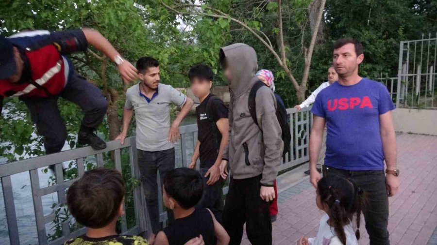 Suların Bir Anda Yükselmesiyle Irmaktaki Adacıkta Mahsur Kalan 2 Çocuğu Şambrel İle Kurtardı