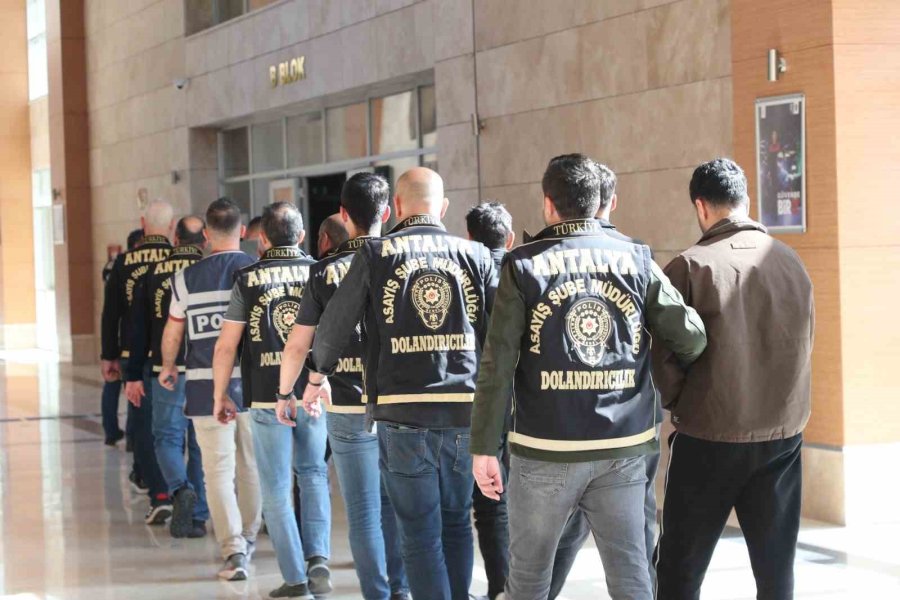 Kendilerini Emniyet Müdürü Olarak Tanıtıp 50 Milyon Tl’lik Vurgun Yaptılar
