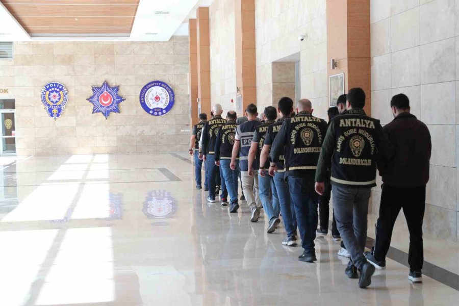 Kendilerini Emniyet Müdürü Olarak Tanıtıp 50 Milyon Tl’lik Vurgun Yaptılar