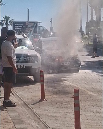 Alanya’da Otomobilin Motor Kısmından Dumanlar Yükseldi, Yangını Vatandaş Söndürdü