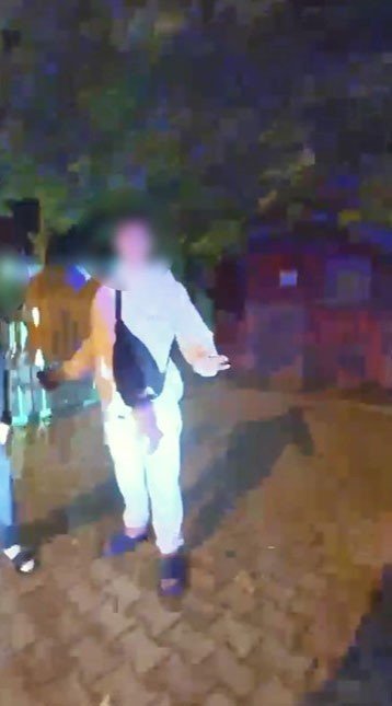 Yere Attığı Uyuşturucu Polisin Yaka Kamerasına Takıldı