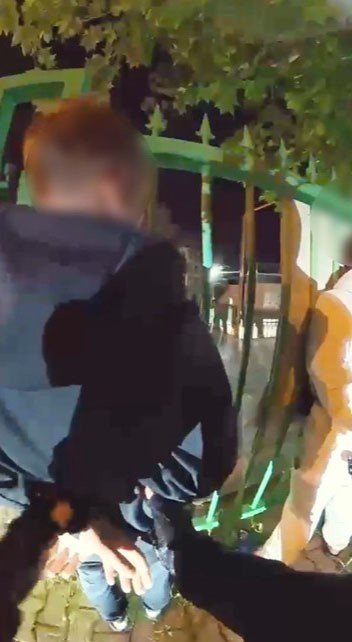 Yere Attığı Uyuşturucu Polisin Yaka Kamerasına Takıldı
