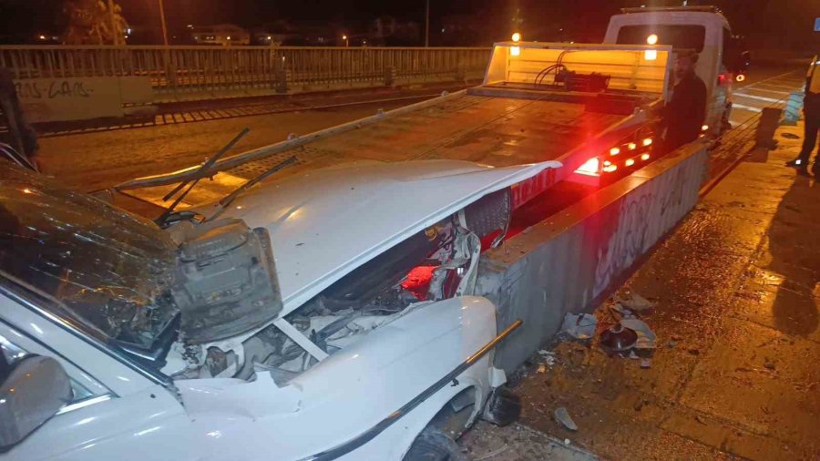 Bariyerlere Çarpan Otomobil Sürücüsü Kazanın Ardından Firar Etti