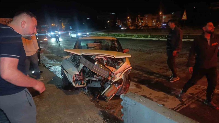 Bariyerlere Çarpan Otomobil Sürücüsü Kazanın Ardından Firar Etti