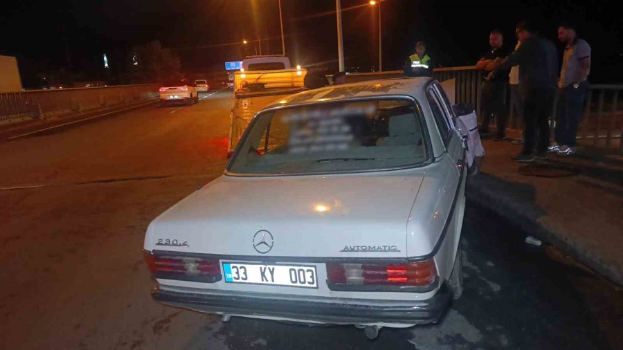 Bariyerlere Çarpan Otomobil Sürücüsü Kazanın Ardından Firar Etti