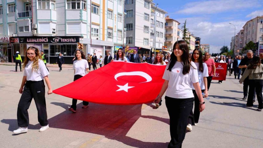 Karaman’da Öğrencilerden "yürüyen Sözlük" Gösterisi