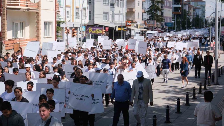 Karaman’da Öğrencilerden "yürüyen Sözlük" Gösterisi