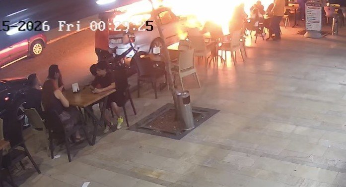 Mersin’de Motor Kısmından Alev Alan Otomobil Paniğe Neden Oldu