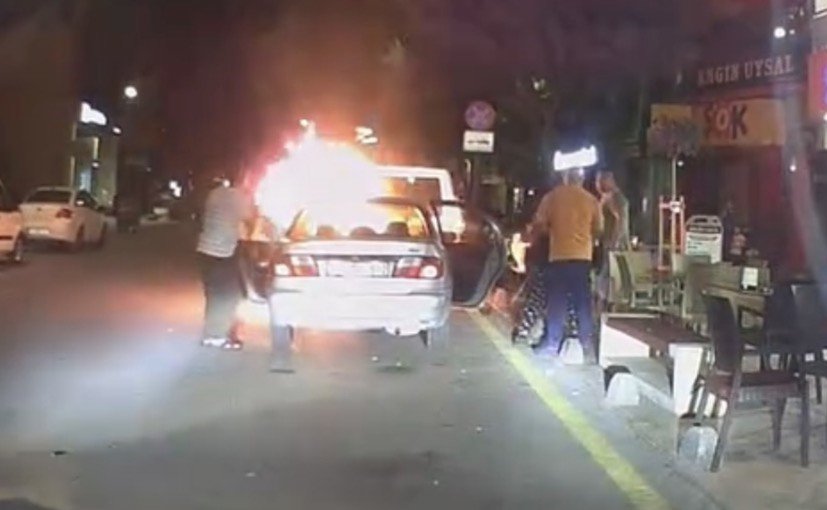 Mersin’de Motor Kısmından Alev Alan Otomobil Paniğe Neden Oldu