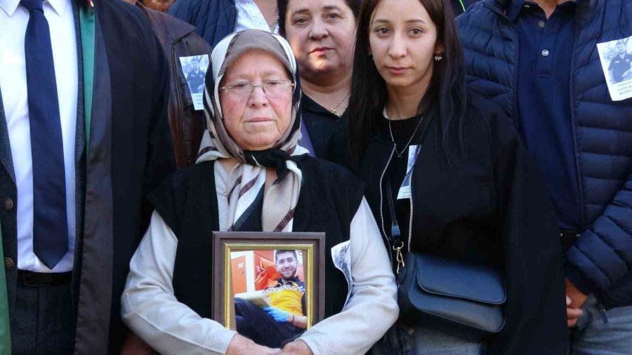 Duruşmaya Oğlunun Portresiyle Gelen Anne: "ne Olur Bir An Önce Ceza Verin De Buralara Gelmeyeyim"