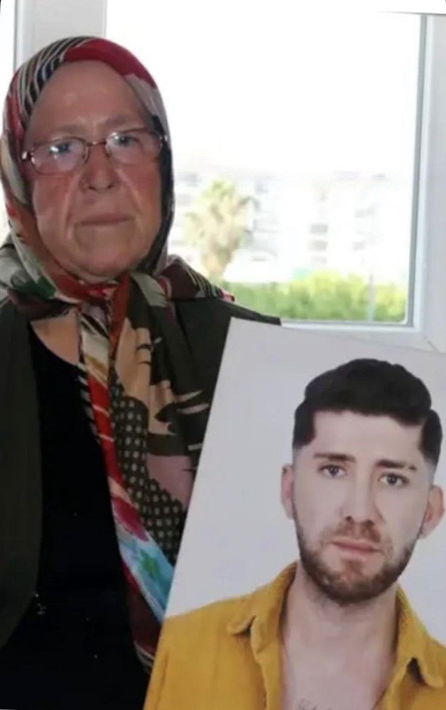 Duruşmaya Oğlunun Portresiyle Gelen Anne: "ne Olur Bir An Önce Ceza Verin De Buralara Gelmeyeyim"