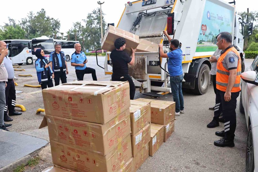 Otobüsle Usulsüz Taşınan Yaklaşık 1 Ton Yoğurt Antalya Otogarında İmha Edildi