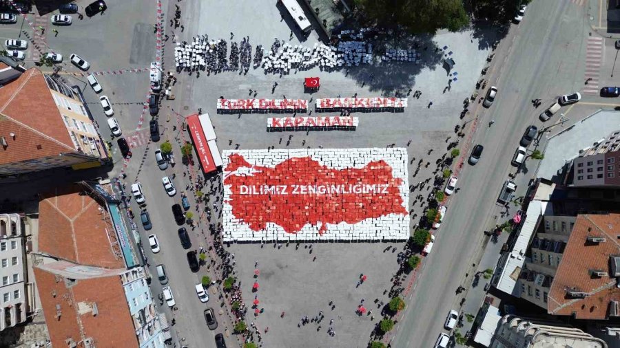 Karaman’da Öğrencilerden "yürüyen Sözlük" Gösterisi