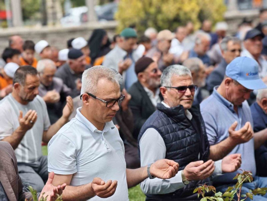 Aksaray’da Yoğun Yağış Nedeniyle Şükür Duası Yapıldı