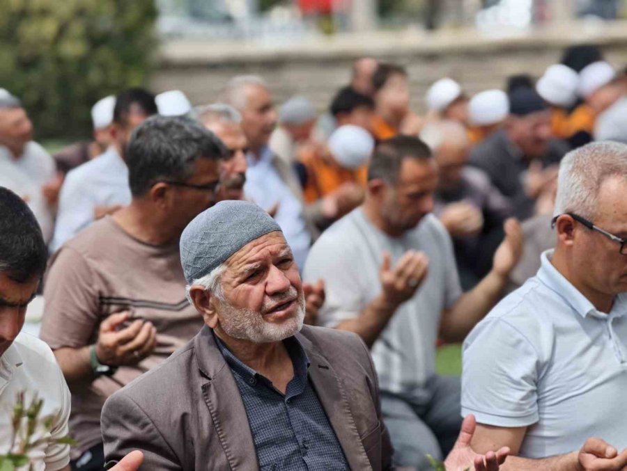 Aksaray’da Yoğun Yağış Nedeniyle Şükür Duası Yapıldı