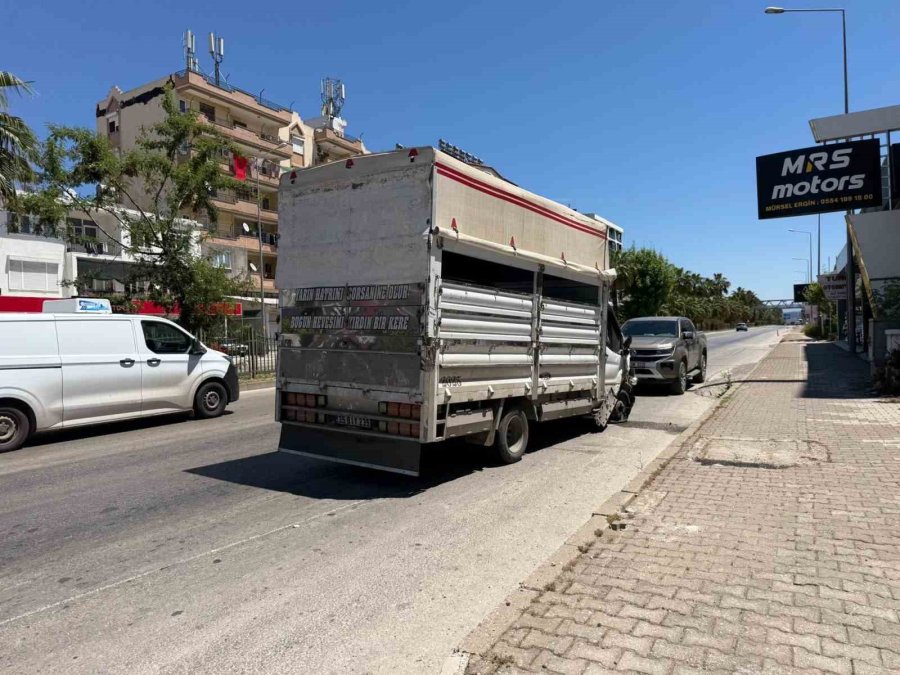Kamyonetin Lastiği Patladı, Muhtemel Facia Kılpayı Önlendi