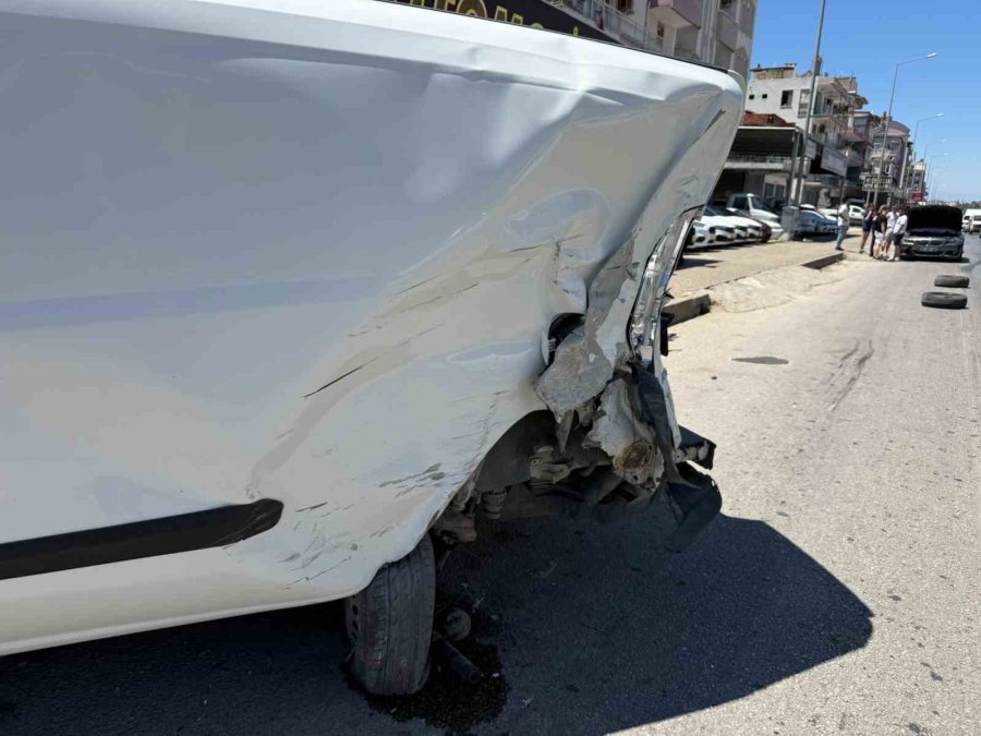Kamyonetin Lastiği Patladı, Muhtemel Facia Kılpayı Önlendi