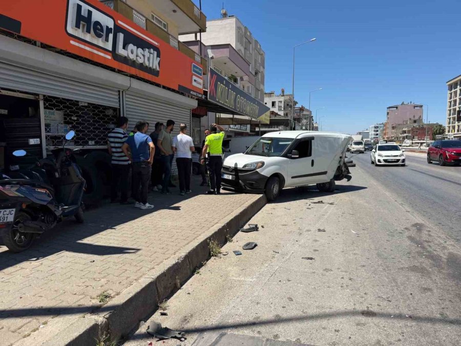 Kamyonetin Lastiği Patladı, Muhtemel Facia Kılpayı Önlendi
