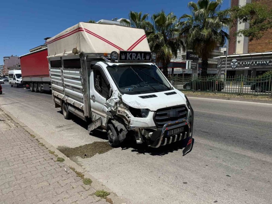 Kamyonetin Lastiği Patladı, Muhtemel Facia Kılpayı Önlendi