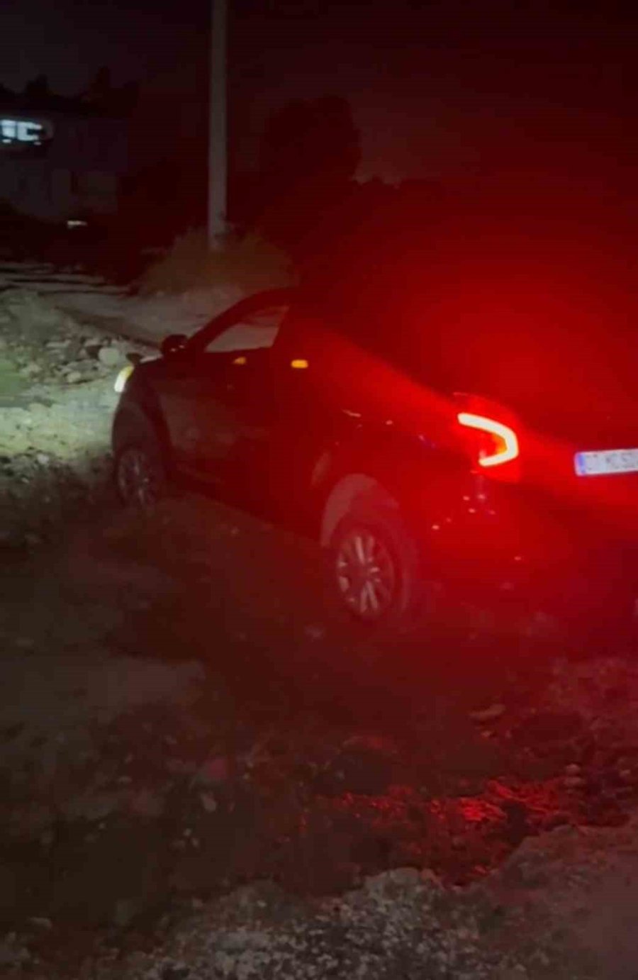 Kapatılan Turizm Yolundaki Bariyerler Kaldırılınca Araçlar Çukura Düştü