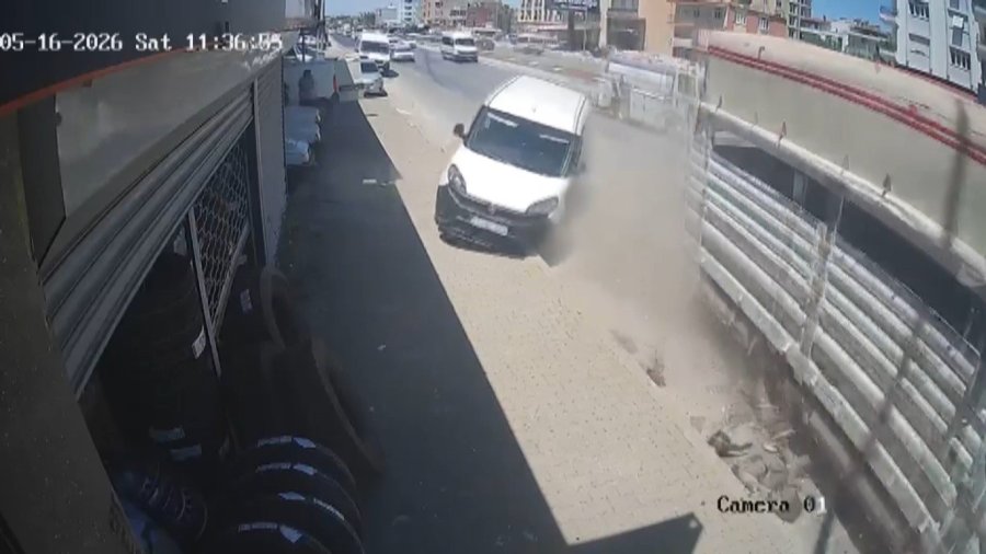 Kamyonetin Lastiği Patladı, Muhtemel Facia Kılpayı Önlendi