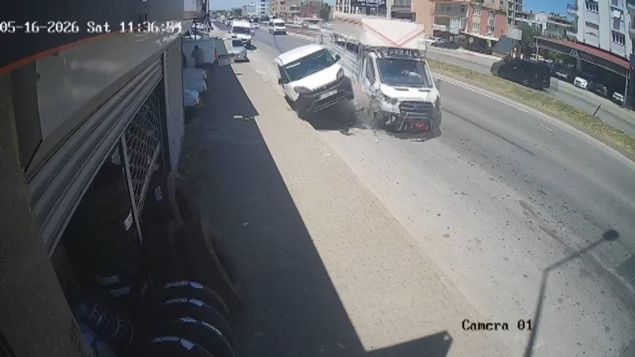Kamyonetin Lastiği Patladı, Muhtemel Facia Kılpayı Önlendi