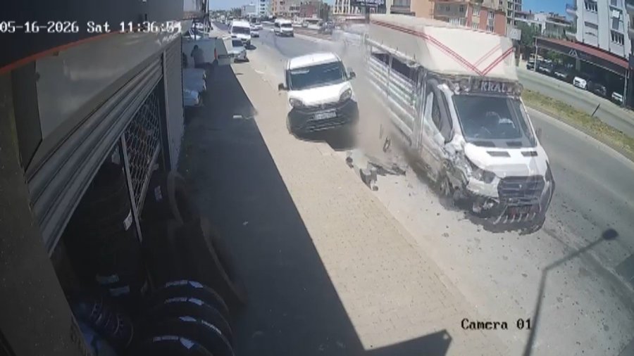 Kamyonetin Lastiği Patladı, Muhtemel Facia Kılpayı Önlendi