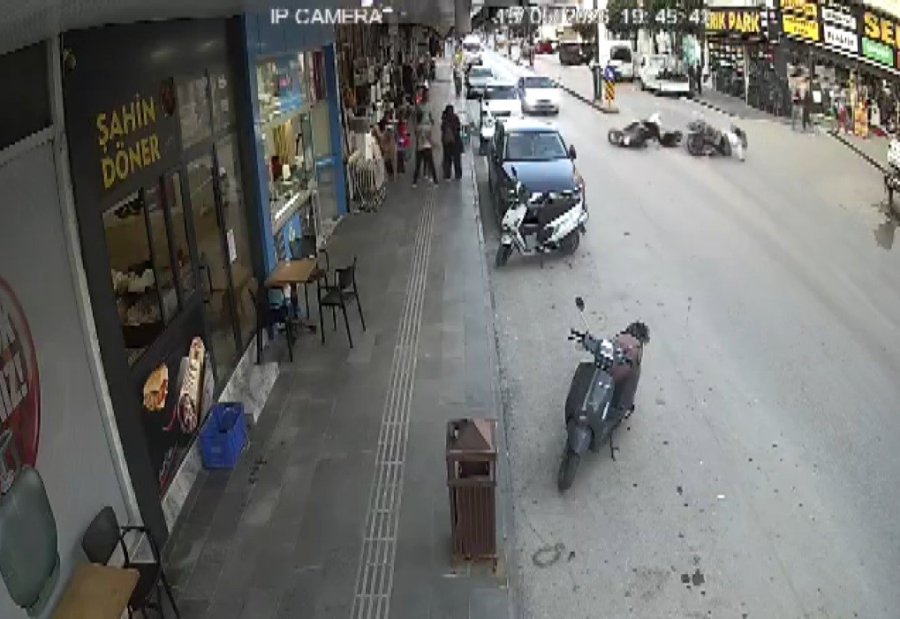 Serik’te İki Motosiklet Çarpıştı: 3 Yaralı