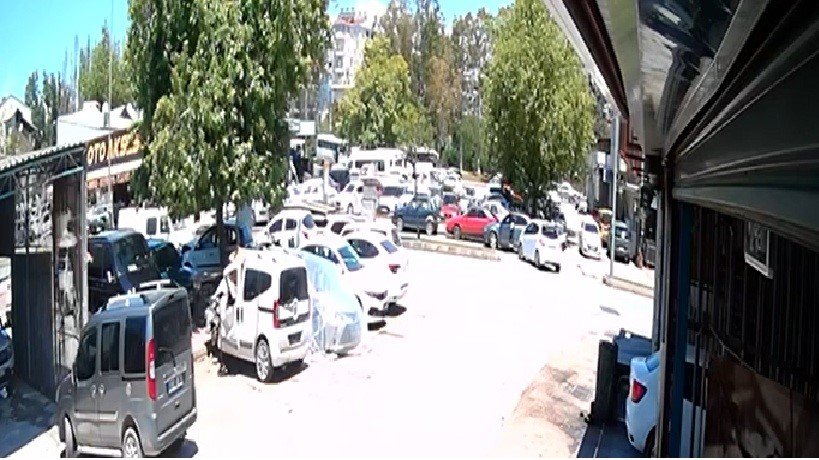 Kazaya Neden Olan Sürücü, Kendisini Durdurmak İsteyenlere Biber Gazı Sıktı