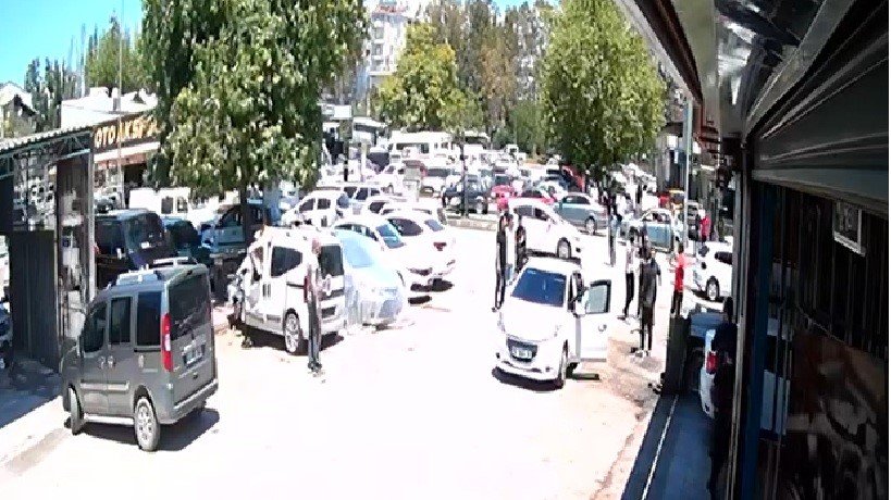 Kazaya Neden Olan Sürücü, Kendisini Durdurmak İsteyenlere Biber Gazı Sıktı