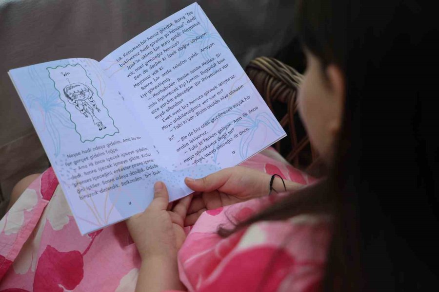 İlkokul Öğrencisi Minik Kız Kitap Yazdı