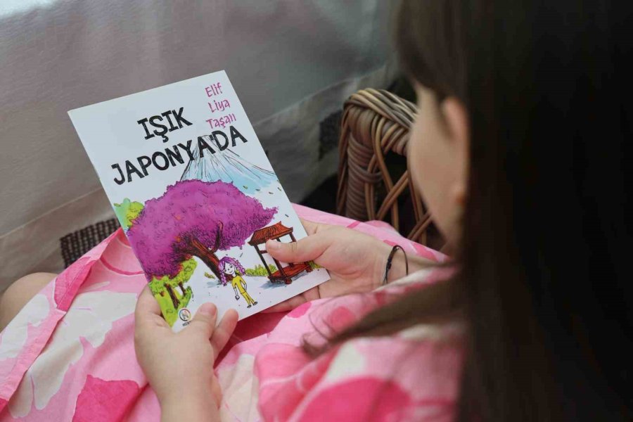 İlkokul Öğrencisi Minik Kız Kitap Yazdı