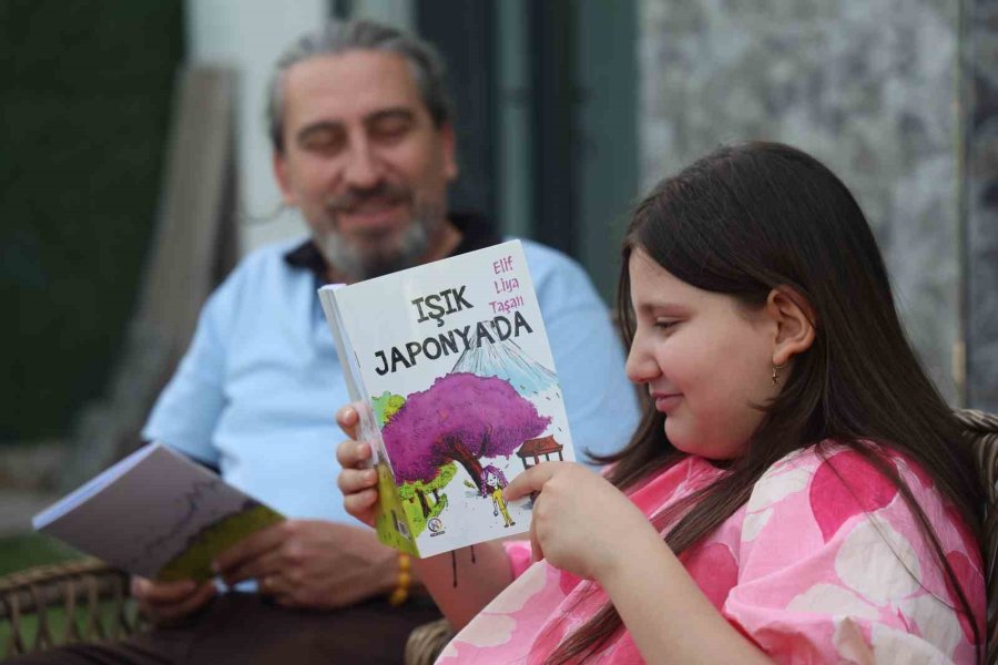 İlkokul Öğrencisi Minik Kız Kitap Yazdı