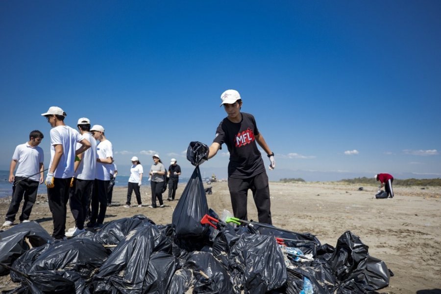 Mersin’de Öğrenciler Sahil Temizliği İçin Seferber Oldu