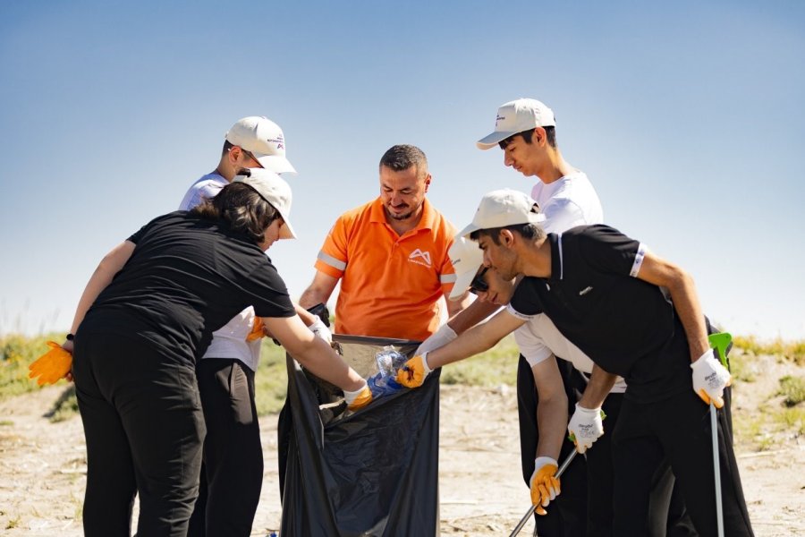 Mersin’de Öğrenciler Sahil Temizliği İçin Seferber Oldu