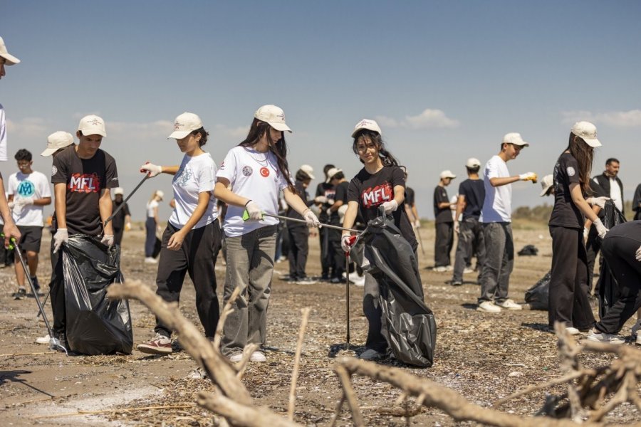 Mersin’de Öğrenciler Sahil Temizliği İçin Seferber Oldu